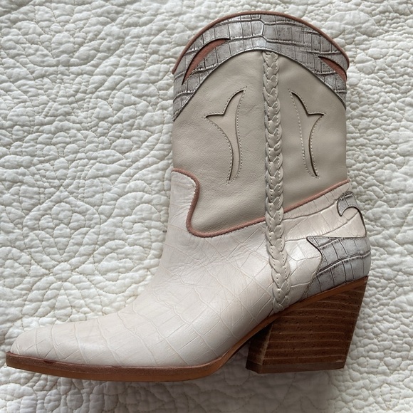 Super Cute Dolce Vita Booties size 6.5 - Picture 6 of 7